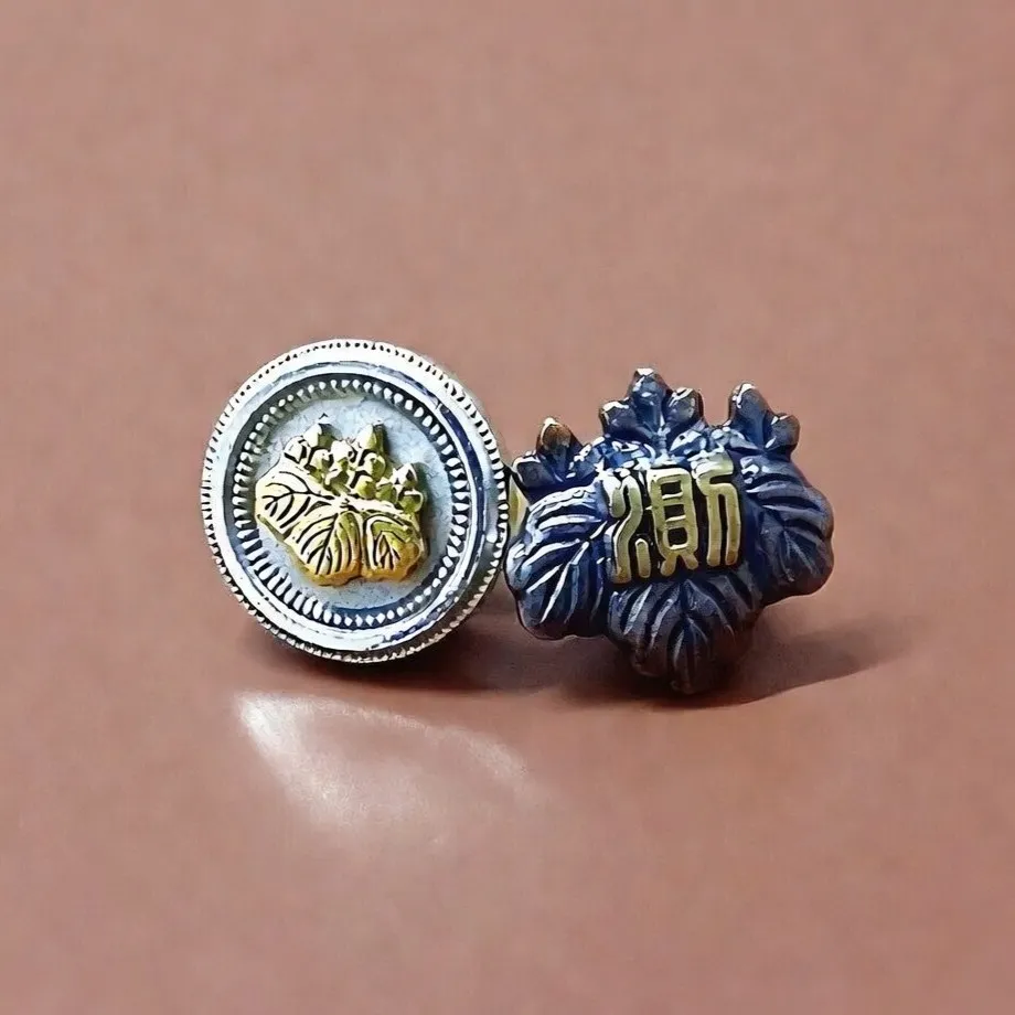 司法書士と土地家屋調査士のバッジ